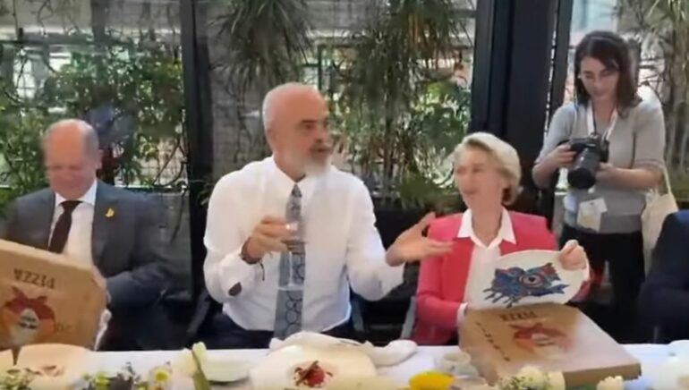 VIDEOLAJM/ Dhurata speciale e Ramës për liderët e BE-së në Samitin e Berlinit, një “Pizza”…