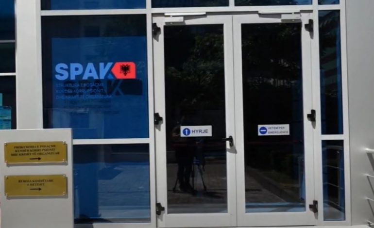 POLICIA DHE SPAK GODASIN SËRISH/ Operacion i madh në disa qytete, arrestohet shefi i komisariatit të Laçit