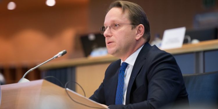 “LAJM I MIRË PËR SHQIPËRINË”/ Oliver Varhelyi: Anëtarësimi në BE po ndodh