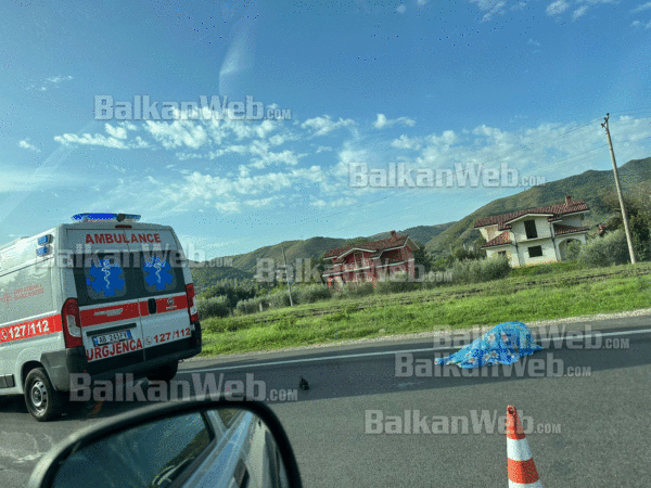 E RËNDË NË PEQIN/ Pasagjerja hap derën e furgonit dhe hidhet nga mjeti në lëvizje, ndërron jetë