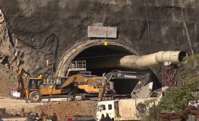 PREJ NJË JAVE TË BLLOKUAR NË TUNELIN E SHEMBUR/ 40 punëtorë mbetën të ngujuar në Indi