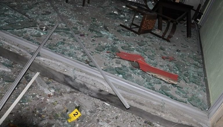 DETAJE NGA SHPËRTHIMI ME TRITOL/ Autorët vëzhguan disa herë zonën! Një prej tyre me kapele në kokë, hodhi lëndën plasëse para lokalit