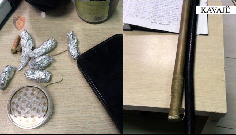 ME KANABIS DHE SHKOPA BEJSBOLLI/ Policia arreston 2 persona në Kavajë! Shisnin drogë në zonat e frekuentuara nga të rinjtë