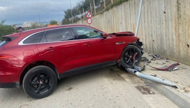 FOTOLAJM/ Aksidentohet Sonila Meço, makina përfundon në trotuar