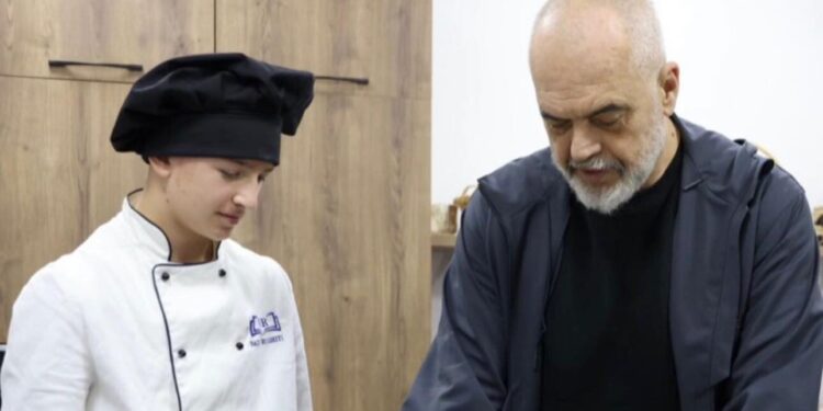 “MOS U NXITO QË TË MOS KTHEHESH MBRAPSHT”/ Rama nxit të rinjtë për arsim profesional