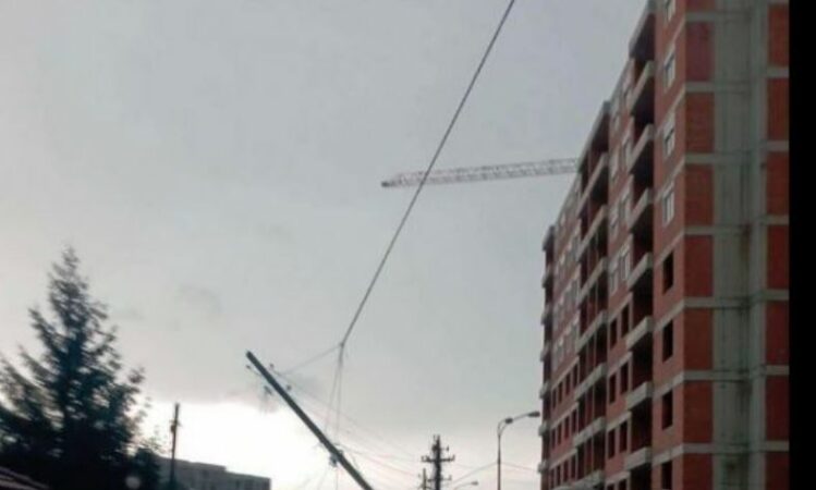 STUHIA PREK EDHE KOSOVËN/ Erërat e forta rrëzojnë disa shtylla elektrike, si paraqitet situata