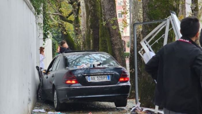 AKSIDENTI I FRIKSHËM PRANË KRYEMINISTRISË/ Lihet në burg 21-vjeçari që përplasi çiftin e të rinjve