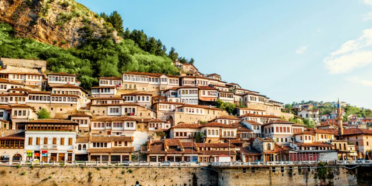 “ELEGANCË ARKITEKTURORE…”/ “Zelosos por Buenas Renovables”: Eksploroni Beratin, thesarin e fshehur të Shqipërisë