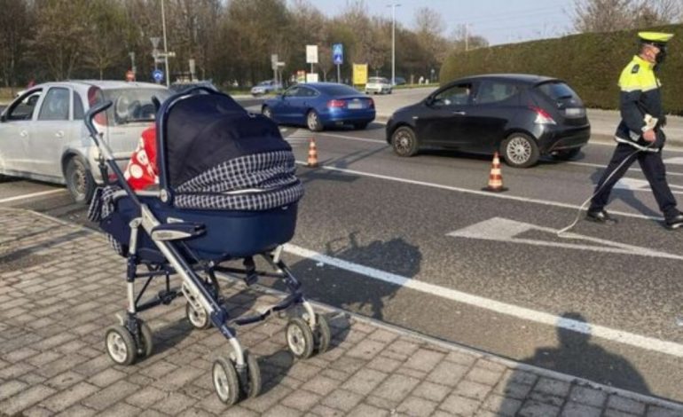 AKSIDENT NË ELBASAN/ 27-vjeçarja përplas me makinë nënën me fëmijë në karrocë