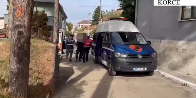 “TEMPULLI” GODET NË KORÇË/ Arrestohet 36-vjeçari, mbante armë e drogë në pikën e tij të skrapit