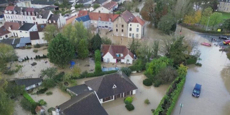 VERIU I FRANCËS I PËRMBYTUR/ Alarm i kuq në dhjetëra qytete; mbyllen shkollat