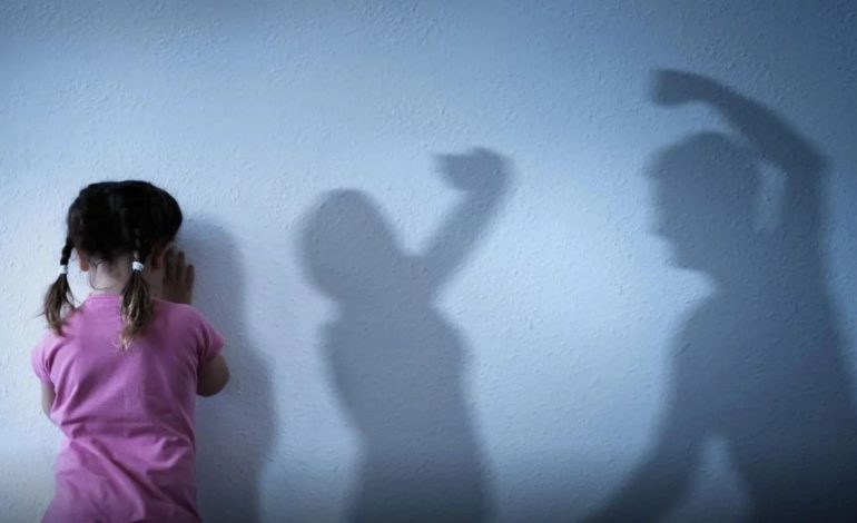 RRËFIMI TRONDITËS i të miturit shqiptar: Kur ziheshin mami me babin largoja thikat dhe gjërat e mprehta