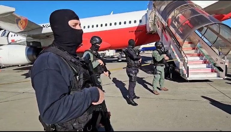 NËN MASA TË RREPTA SIGURIE/ Ky është momenti kur Behar Bajri mbërrin në Rinas! Ekstradohet nga Franca