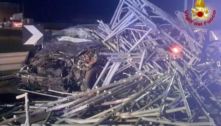 AKSIDENT TRAGJIK NË ITALI/ Kamioni me hekura shyp makinën, ndërrojnë jetë dy të rinj