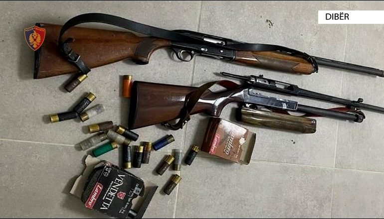 KISHTE FSHEHUR NË TRUP DHJETËRA DOZA KOKAINE/ Arrestohet 33-vjeçari në Dibër! Dy të tjerë në hetim se u gjendet dy armë gjahu pa leje në makinë