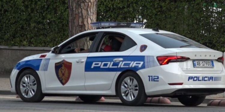 MORËN ME FORCË NJË 18-VJEÇAR DHE E FUTËN ME FORCË NË AUTOMJET/ Dy të arrestuar në Tiranë, në kërkim i treti