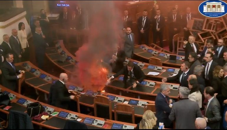 VIDEOLAJM/ Deputetët e Rithemelimit ndezin zjarr në Kuvend, punonjësit e Gardës e fikin me ujë