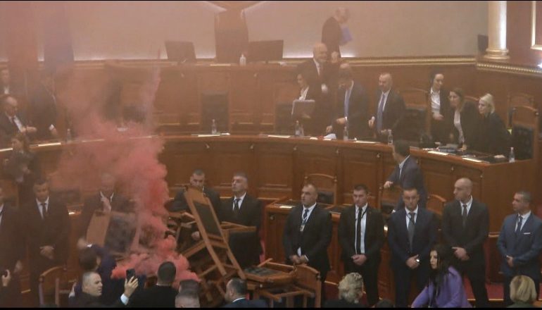 RAMA PO LARGOHEJ NGA SALLA/ Flamur Noka hedh tymuese drejt kryeministrit! E priti punonjësi i Gardës