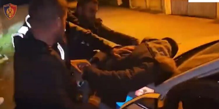 EMRAT/ Arrestohen 3 anëtarë të një grupi kriminal në Vaun e Dejës, dy në kërkim