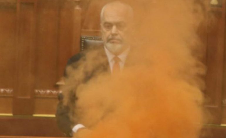 “TYM DHE ZJARR NË KUVENDIN SHQIPTAR”/ Mediat e huaja jehonë kaosit të shkaktuara nga opozita