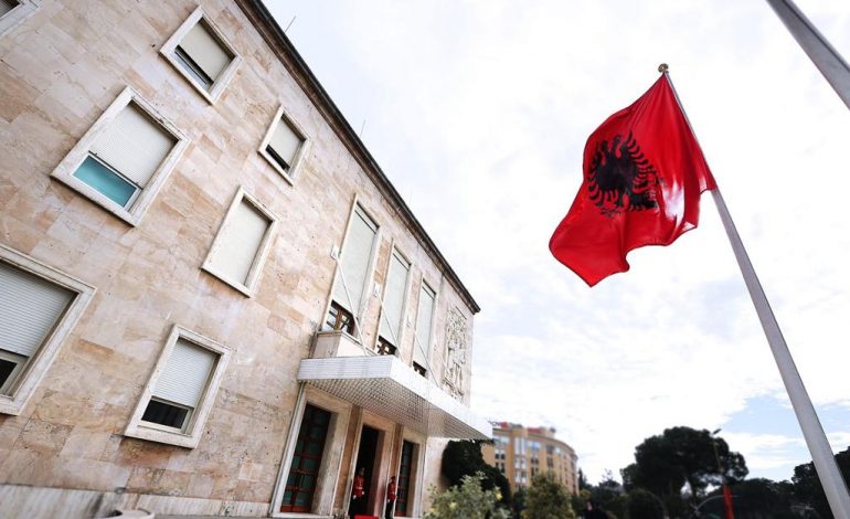 MERRET VENDIMI ZYRTAR/ Festat e Nëntorit, qeveria i jep pushim edhe të hënën administratës dhe shkollave