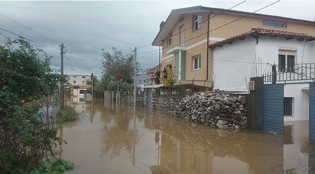 MOTI I KEQ/ Reshjet e dendura të shiut përmbytin Malësinë e Madhe! Dalin përrenjtë, dëmtohen biznese dhe banesa