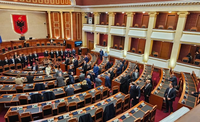 DRAFTKALENDARI I FUNDVITIT/ Çfarë pritet të ndodhë në Kuvend! Ja kur do të kalojë për votim marrëveshja me Italinë