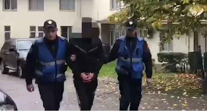 THEU ARRESTIN NË SHTËPI/ 27-vjeçari nga Ksamili kapet duke vjedhur një automjet në Gjirokastër