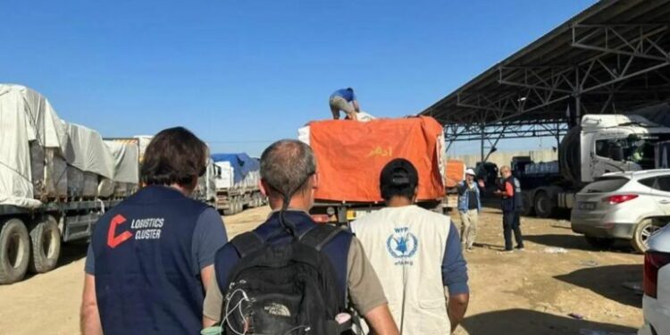KRIZA/ OKB nis shpërndarjen e ndihmave pas armëpushimit, 137 kamionë me ushqim, ujë dhe pajisje nisen drejt Gazës