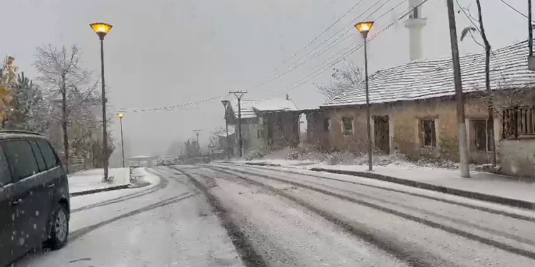 ULEN TEMPERATURAT/ Bora zbardh Kukësit, trashësia i kalon 20 cm në disa zona
