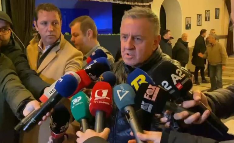 “LA PAS TË QESHURËN DHE DASHURINË E PUBLIKUT”/ Agron Llakaj në homazhet për Zef Dedën: Dhimbje e madhe