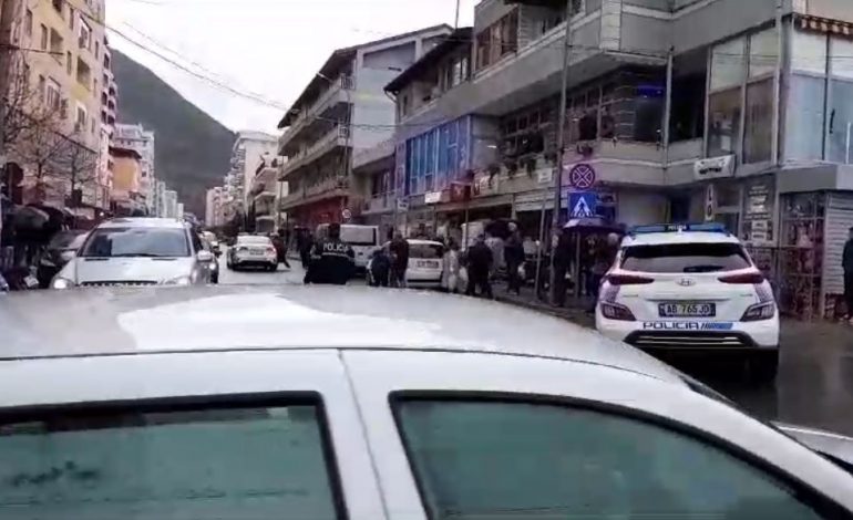 TË TJERA DETAJE/ Furgoni plot me pasagjerë, si u plagos me tre plumba shoferi në Lezhë