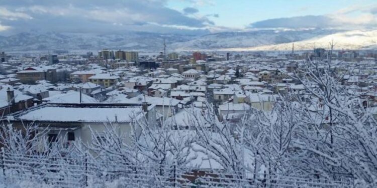 ACARI MBËRTHEN VENDIN/ Termometri arrin -13 gradë në Dibër. Probleme me rrugët dhe energjinë