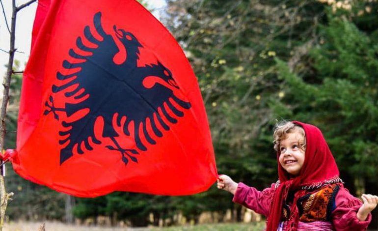 ME NJË FOTO TË VEÇANTË/ Rama uron 111 e Pavarësisë së Shqipërisë
