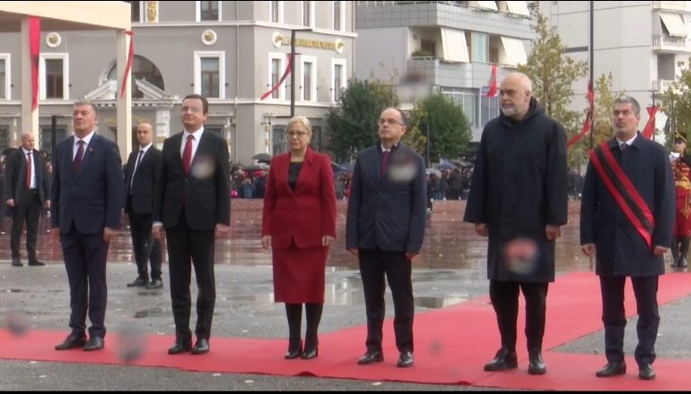 111-VJETORI I PAVARËSISË/ Zhvillohet ceremonia e ngritjes së Flamurit në Vlorë! I pranishëm, Begaj, Rama dhe Kurti