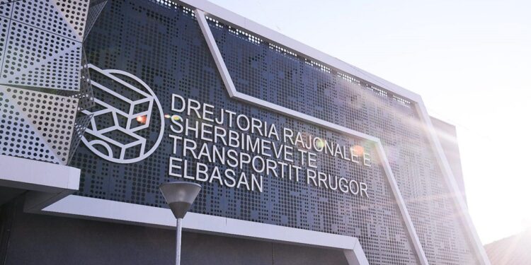 E PËSON KEQ/ Arrestohet punonjësi i DRSHTRR në Elbasan, ndihmoi 37-vjeçarin të shiste makinat e marra me qira