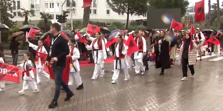 PARADA KUQEZI/ 150 delegacione nga të gjitha trojet parakalojnë në bulevard