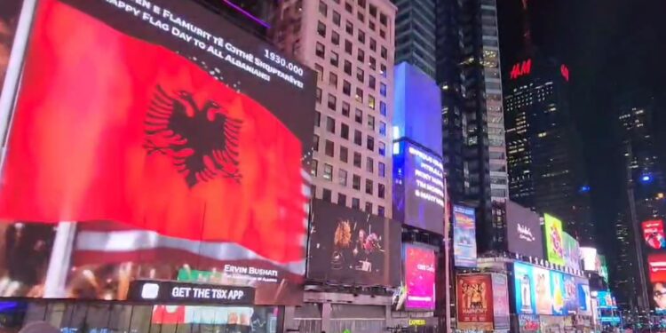 TIME SQWARE “VISHET” KUQEZI/ Shqiptarët në New York festojnë Ditën e Flamurit