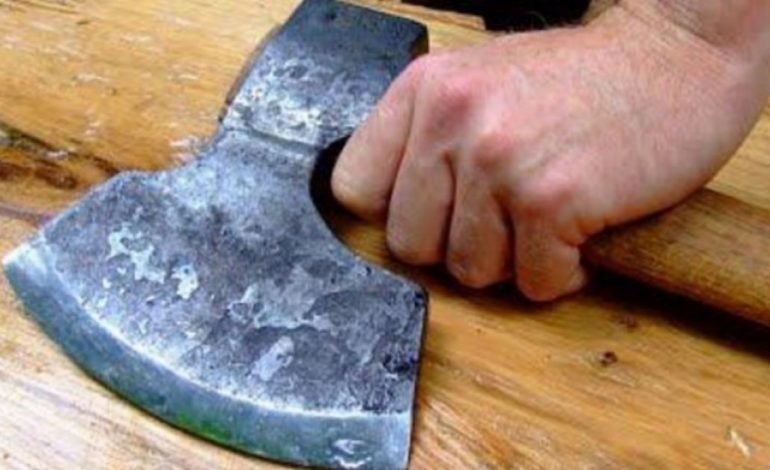 TRONDITET KAVAJA/ 52-vjeçari godet me sëpatë në kokë të riun pas sherrit (EMRAT)