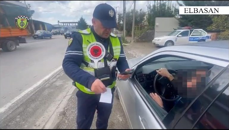“NAMI” ME GJOBAT NË ELBASAN/ Mbi 8 mijë shoferë u gjobitën, 23 në pranga në një muaj