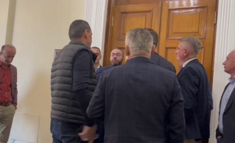 I PËRJASHTUAN ME 10 DITË/ Gazment Bardhi shkon në selinë e Kuvendit. Tenton të hyjë në Konferencën e Kryetarëve