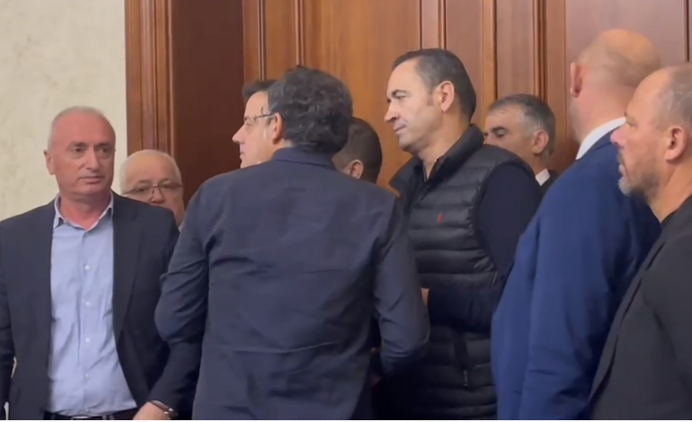 “TURP TË KENI…”/ Deputetët e opozitës bëhen “gardh” para dyerve të konferencës së kryetarëve, pengojnë Çuçin të hyjë në sallë