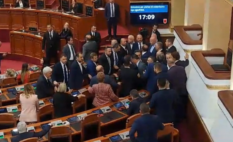 PAS DY SEANCAVE TË TENSIONUARA/ Kuvendi mblidhet sërish sot, çfarë pritet të ndodhë