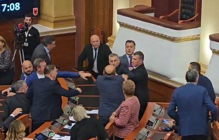 KAOS NË SEANCËN PLENARE/ Nikolla: Kuvendi nuk janë karriget. Duartrokasin socialistët. Opozita proteston…