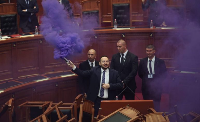PAMJET/ Garda bllokon foltoren, Salianji hedh tymuese në Kuvend