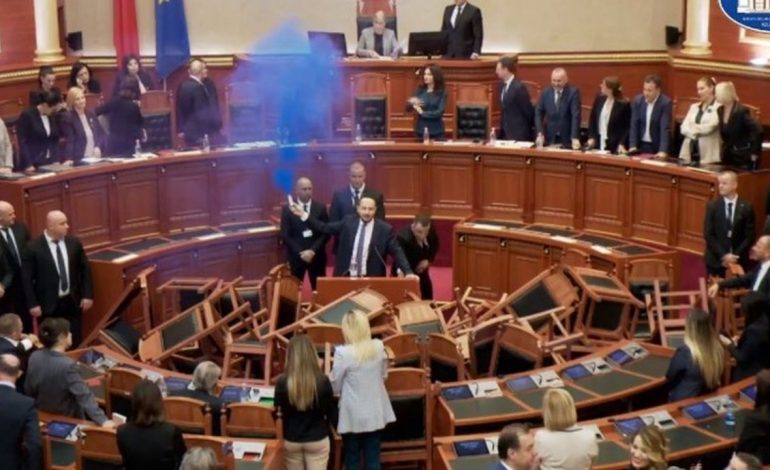 TYMI BLU DHE KAOSI NË PARLAMENT/ Përjashtohen për dhjetë ditë tre deputetë të PD