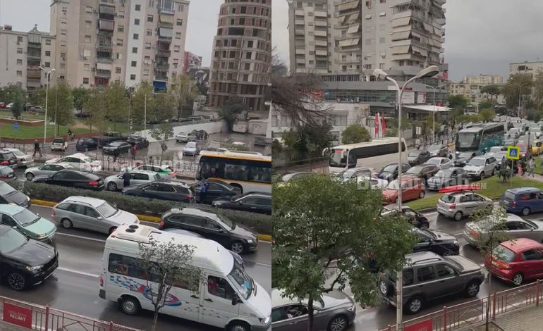 PAMJET/ Paralizohet trafiku në zonën e Zogut të Zi në Tiranë, qindra automjete “fikin” motorët