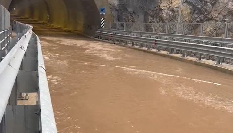 MOTI I KEQ/ Stuhia bllokon rrugën e Arbrit, uji përmbyt tunelet