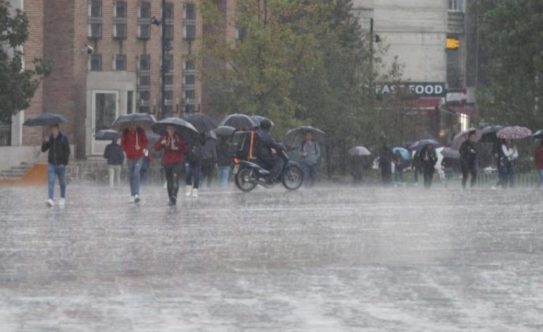 PARASHIKIMI I MOTIT/ Reshje shiu dhe shtrëngata të shoqëruara me erë të fortë, temperaturat ulen me disa gradë