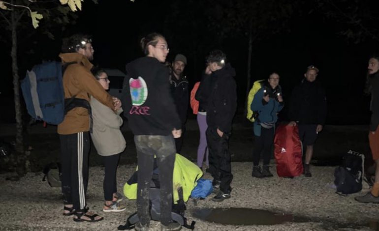 RESHJET E DENDURA DHE STUHIA/ Bllokohen 23 turistë në Kanionin e Langaricës